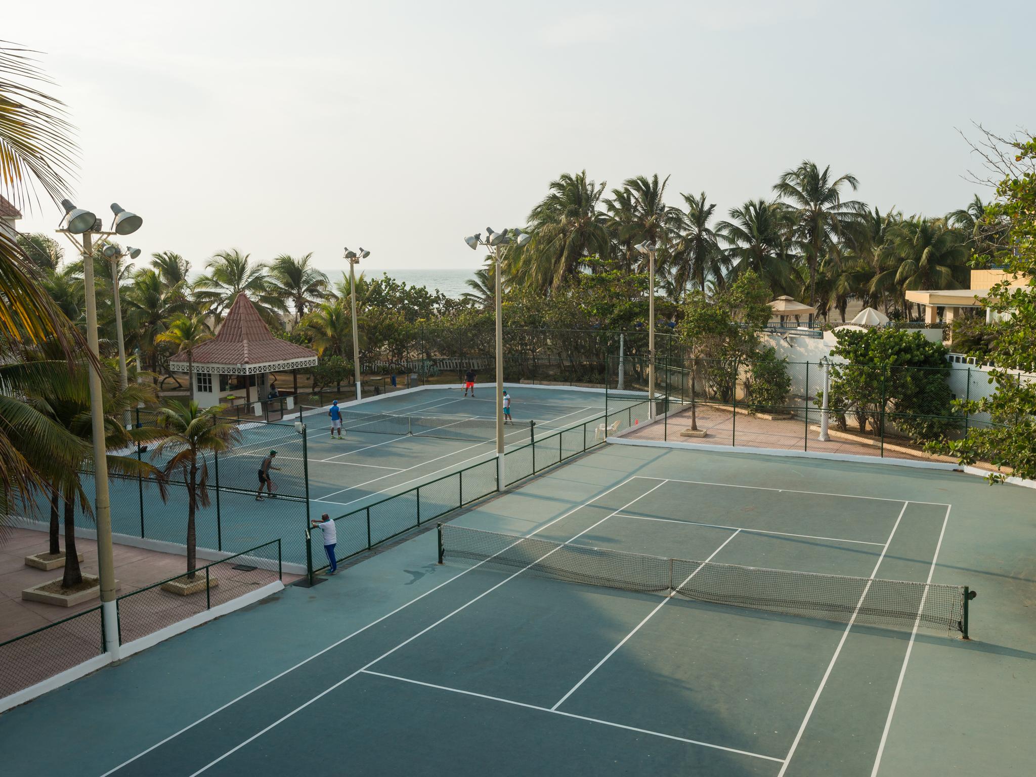 Hotel Las Americas Casa De Playa Картахена Экстерьер фото Tennis courts at the resort