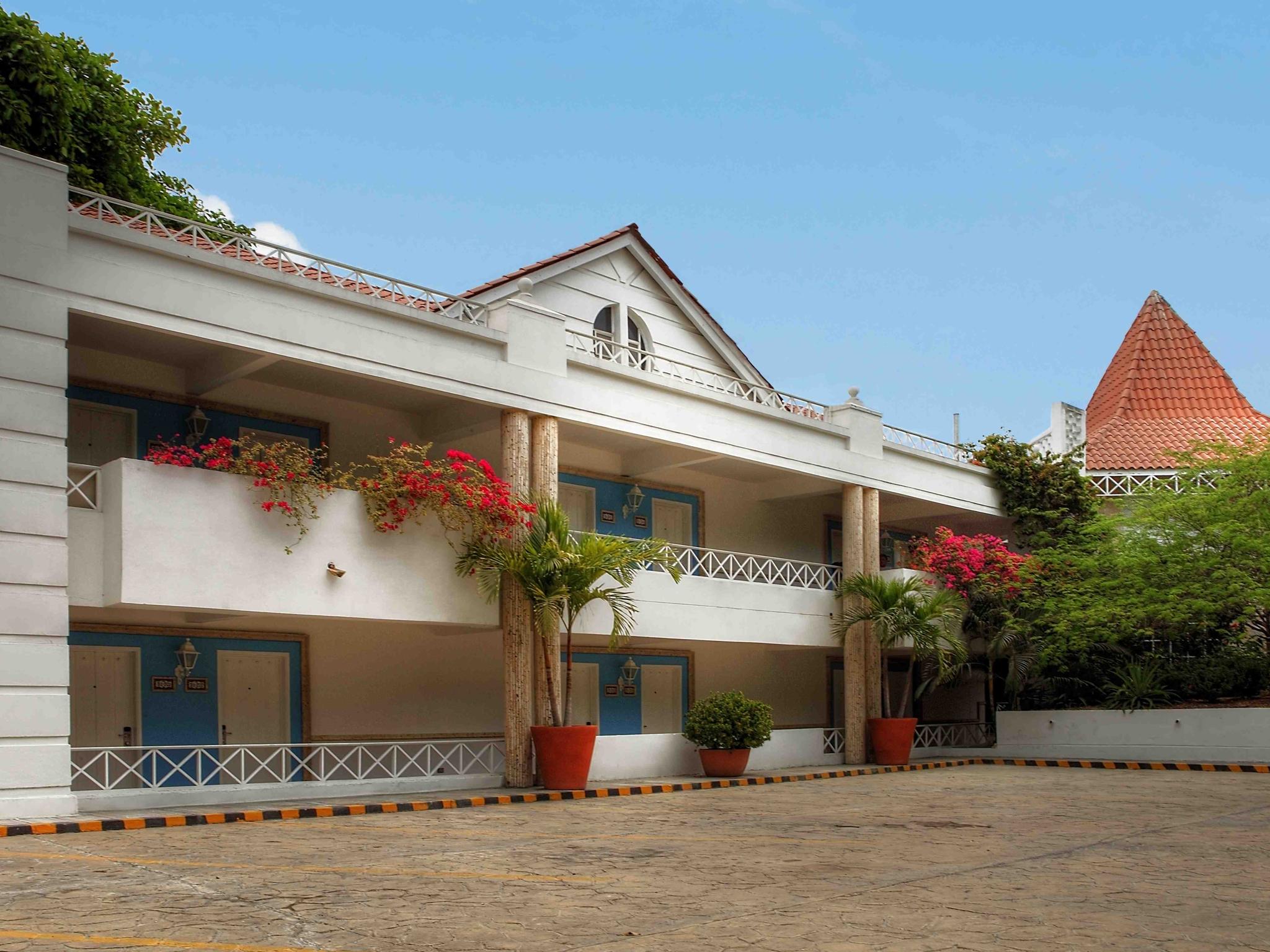 Hotel Las Americas Casa De Playa Картахена Экстерьер фото The school's main building