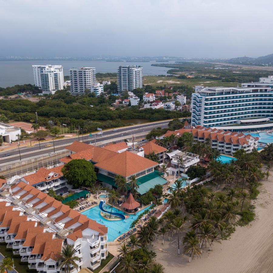Hotel Las Americas Casa De Playa Картахена Экстерьер фото Aerial view of the resort